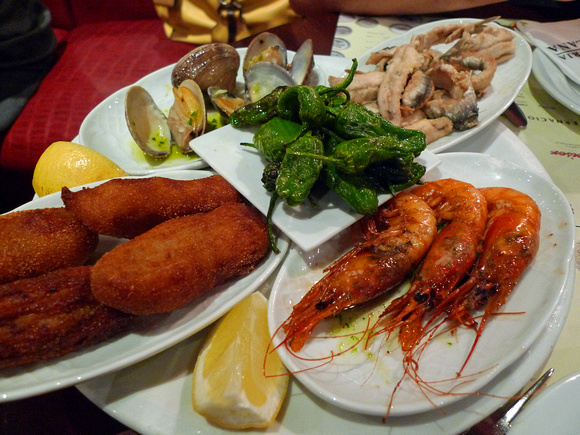 Gambes, croquetes, pimientos*, anxoves & almejas (clams)