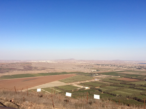 Damascus is visible in the distance, about 25 mi away